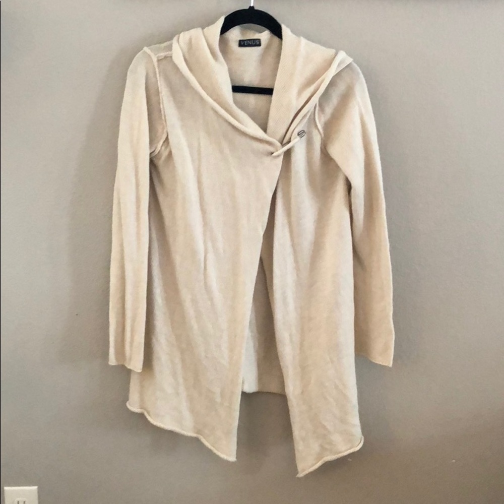 Venus cream sweater size lg